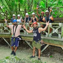 Grupo disfrutando tour de aventura en la naturaleza