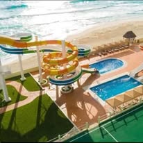 Hotel de playa con toboganes acuáticos